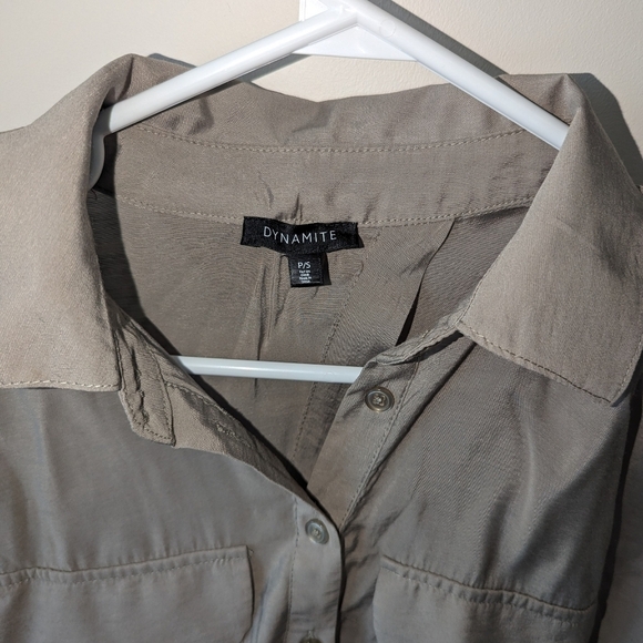 Dynamite crop kaki blouse, elastic waist, short sleeve, open back, drop shoulder - Picture 3 of 6